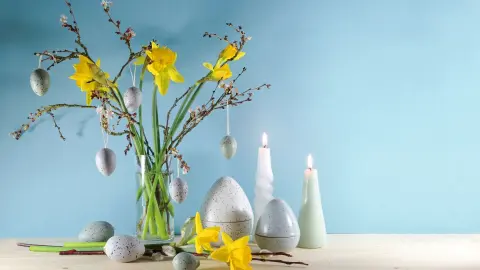 Zweige und Narzissen in einer Vase arrangiert, mit Ostereiern. Narzissen sollten etwas sp&auml;ter hinzugef&uuml;gt werden, da sie einen Schleim absondern, der andere Blumen schneller welken lassen.