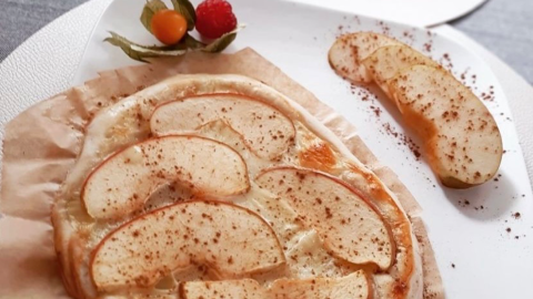 Süßer Flammkuchen mit Apfel - schnelles Rezept