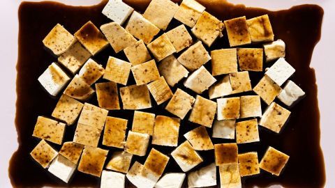 Würfel von Tofu liegen in einer Marinade aus Sojasauce, bereit zum Marinieren für ein köstliches Gericht.