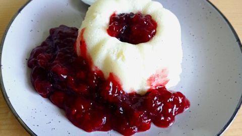 Grießpudding mit Roter Grütze