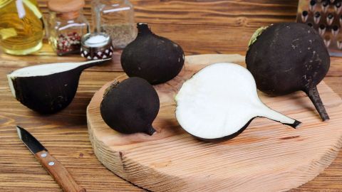 Schwarzer Rettich eignet sich nicht nur zum Hustensaft Herstellen, auch als Salat schmeckt er wunderbar. 