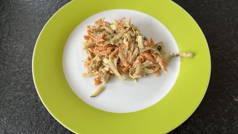 Schwarzer Rettich trifft auf bunte Karotten: ein knuspriger Salatgenuss voller Vitamine für deine nächste Mahlzeit.