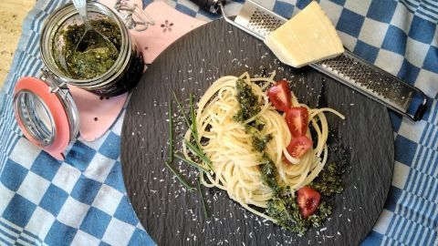 Auf die Schnelle ein paar Spaghetti al bronzo mit Bärlauchpesto. Ich fand diese besondere Sorte in einem Geschäft. Zufällig sah ich darüber einen Bericht. 