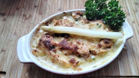 Für eine Portion Spargel-Lachs-Auflauf reicht eine kleine Kokotte, den Rest habe ich in einer etwas größeren Form gebacken.