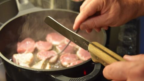 Schweinemedaillons überbacken mit Cola-Zwiebelsoße