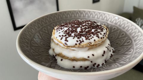 Ein gestapelt präsentiertes Reiswaffel-Tiramisu mit schaumiger Füllung und Schokoladensprinkles in einem dekorativen Teller.