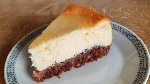 Käse-Schmand-Kuchen mit Mohn-Keks-Boden