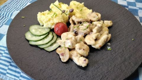 Ein wirklich schnelles Gericht: Hähnchenbrust ohne Haut, Champignons, hochwertige Sahne (35%), rote Zwiebeln und frischer Knoblauch.
