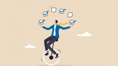 Ein Mann balanciert auf einem Einrad und jongliert mit Häkchen in Kästchen, um seine Work-Life-Balance zu verbessern.