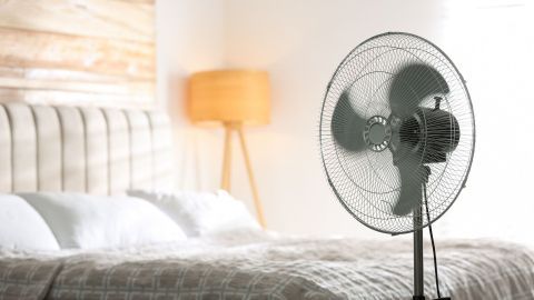 Ein entspannendes Schlafzimmer mit kühlem Ambiente, das zu einem erholsamen Schlaf beiträgt.