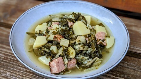 Stielmus-Suppe mit Fleischeinlage