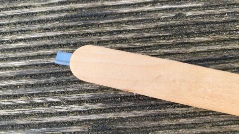 Ein Mini-Cutter aus einem Anspitzer ist auf einem Holzuntergrund abgebildet, bereit zum Basteln und Upcycling.