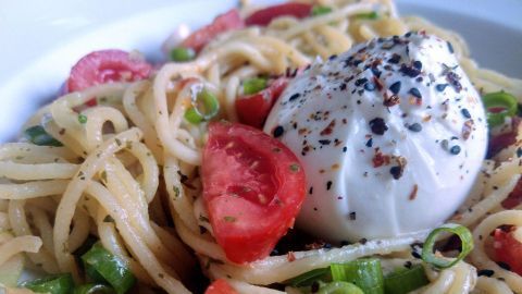 Das perfekte Essen für heiße Tage. Die Nudeln sind fix gekocht. Alles Andere kommt kalt dazu