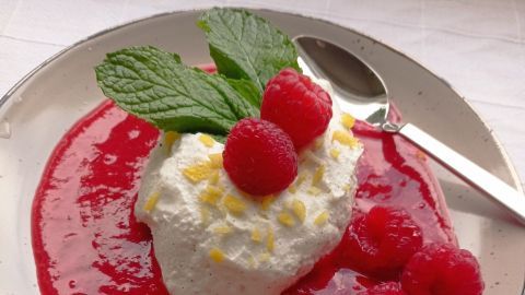 Ricotta-Nachspeise mit Himbeeren