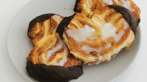 Schweineohren aus Blätterteig, Zucker und Zimt, Zuckerguss und Zartbitterkuvertüre fertig gebacken. 