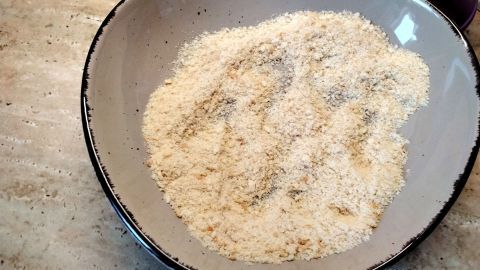 In einer einfachen Schüssel liegt frisches Paniermehl, perfekt zubereitet zum Panieren von Speisen in einer modernen Küchenszene.