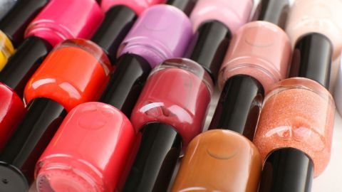 Verschiedene Fläschchen mit alten Nagellacken liegen dicht beieinander und bieten eine Vielzahl von Farben für Bastelprojekte.