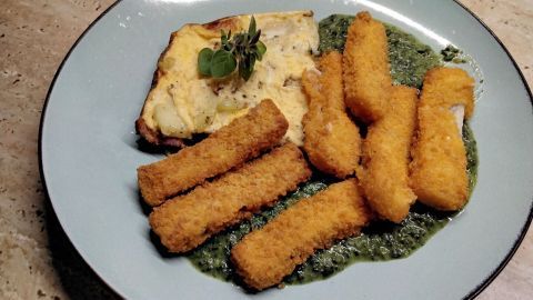 Gekochte Kartoffeln mit Eiern, Sahne, Speck und Gewürzen ergeben den Kartoffelkuchen. Ich serviere ihn mit Spinat und Fischstäbchen.
