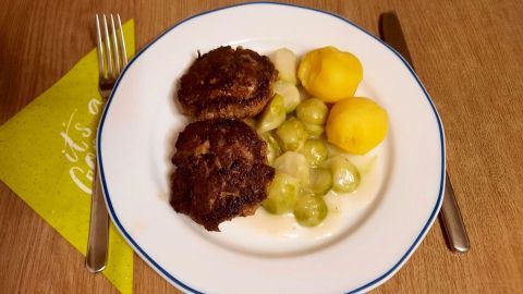 Fleischküchle mit Rosenkohl und Pellkartoffeln