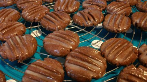 Schoko-Pudding-Plätzchen liegen auf einem Kuchengitter und glänzen, frisch gebacken und bereit zum Genießen.