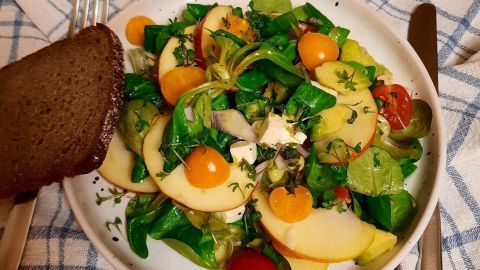 Feldsalat mit Avocado, Apfel und Physalis