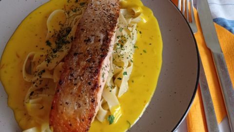 Lachs auf Safransoße