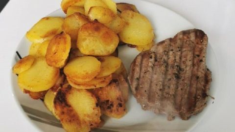 Zartes Rinderfilet mit Bratkartoffeln und Gurkensalat