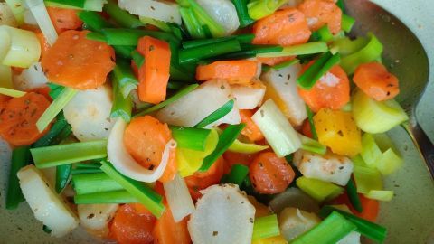 Bunte Gemüsemischung aus Karotten, Lauch und weiteren Gemüsearten wird in einer Schüssel angerichtet. Perfekt zum Einfrieren.