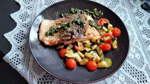 Lachs kross gebraten mit Gemüse