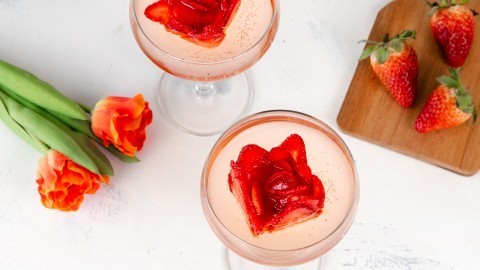 Rosen-Eiswürfel aus Erdbeeren