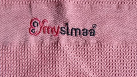 Mysimaa Mikrofasertuch mit Logo in Pink und gelb, bereit zum Reinigen von Fenstern und Brillen für einen klaren Glanz.