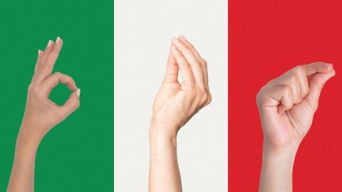 Hände zeigen verschiedene italienische Gesten vor einem Hintergrund in den Farben der italienischen Flagge.