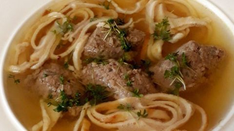 Flädlesuppe mit Leberklößchen ist so lecker: Pfannkuchenstreifen und Leberklöße vereinen sich in einer köstlichen Brühe zu einer sättigenden Mahlzeit.