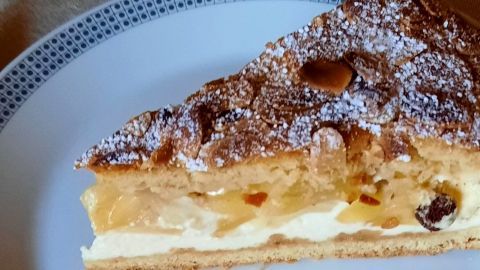 Ob es bei einem Stück bleibt, bei dem himmlischen gedeckten Apfel-Käsekuchen mit Mandeln? Eine Zierde für die Kaffeetafel.