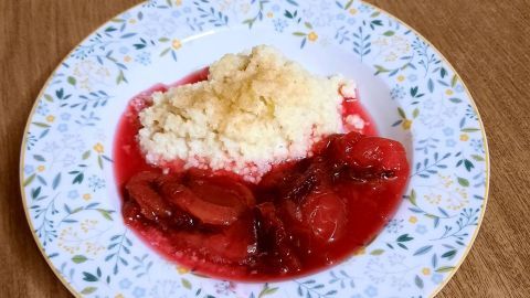 Hirsebrei und süßsaures Pflaumenkompott harmonieren wunderbar zusammen. Obendrauf kommt ein Zimt-Zucker-Gemisch.
