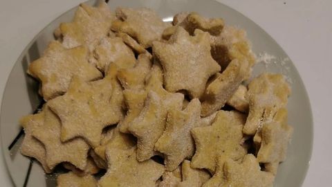 Probiere winterliche Vanillekipferl mit einem ungewöhnlichen Twist: Sternenform. In diesem Rezept werden sie kreativ gewürzt und verzaubern mit ihrem einzigartigen Geschmack. Perfekt für gemütliche Nachmittage.