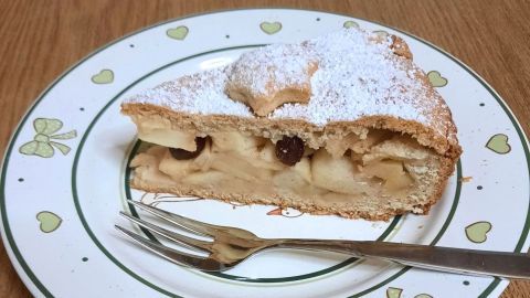 Weihnachtsapfelkuchen: Ein saftiges Stück Apfelkuchen mit Rosinen, perfekt für die weihnachtliche Kaffeetafel. Probiere dieses köstliche Rezept und genieße den festlichen Geschmack bei jedem Bissen.