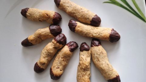 Schokobeinchen sind ein einfaches Plätzchen-Backrezept mit Haselnüssen und Schokolade. Diese köstlichen Kekse eignen sich perfekt für den winterlichen Kaffeetisch oder als schneller Snack zwischendurch.