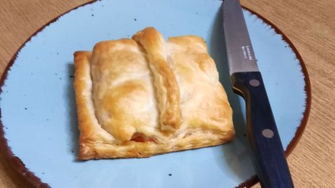 Blätterteigtaschen mit pikanter Füllung aus Feta, Tomaten und Kümmelwurst. Eine schöne Abwechslung als Abendbrot oder Fernsehbegleitung.