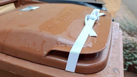 Verhindere das Zufrieren deiner Mülltonne im Winter mit einem einfachen Gummiband-Trick. So bleibt der Deckel leicht zu öffnen, egal wie frostig der Morgen auch sein mag.