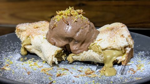 Süßer Toast mit Pistaziencreme: Genieße zartschmelzenden Genuss mit cremiger Füllung und Schokoladeneis, perfekt für Naschkatzen.