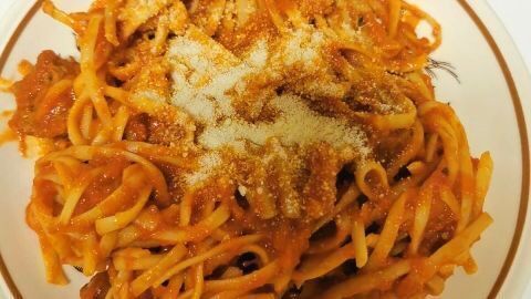 Lust auf original italienische Küche? Probiere Polpette al Sugo di Pomodoro wie im Artikel – saftige Hackbällchen mit Pasta und Tomatensauce.