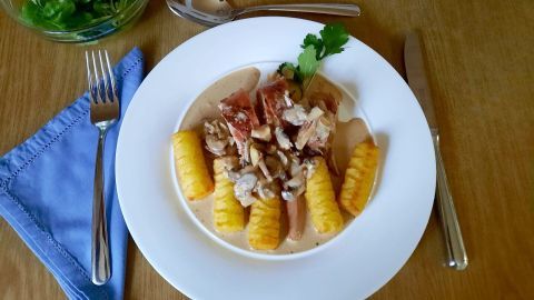 Ein vorzügliches Sonntagsmahl ergab die Schweinelende mit Bacon in Champignonrahmsoße und Kroketten.
