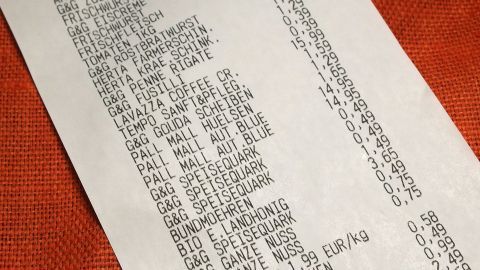 Ein Kassenzettel liegt auf einer Oberfläche und zeigt eingekaufte Artikel sowie deren Preise im Kontext eines Einkaufs.