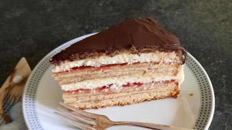 Schichttorte mit Baileys-Buttercreme und Marzipan: Ein Genuss aus vielen Lagen auf einem Teller, perfekt für besondere Anlässe.