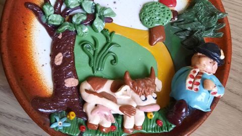 Teller-Upcycling: Verwandle einen zerbrochenen Teller in einen hübschen, mit Fimo dekorierten Wandteller.