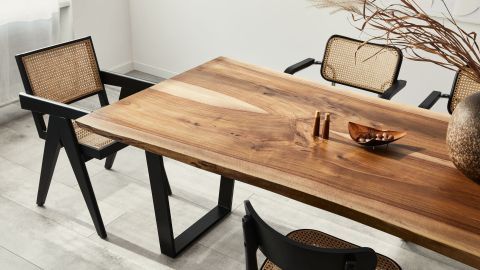 Steht in deinem Esszimmer ein Holztisch? Egal, ob es um Flecken, Kratzer oder die tägliche Reinigung und Pflege geht – wir haben die passenden Tipps und Hausmittel für dich.