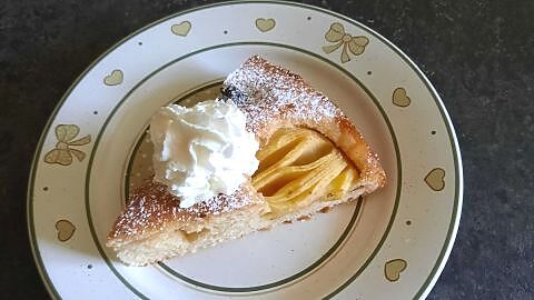 Versunkener Apfelkuchen mit Mohn: Saftiger Kuchen mit Apfelstücken, leichtem Mohn und Sahne – ein köstlicher Genuss zum Kaffee.