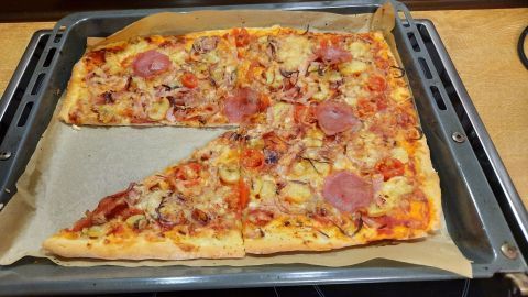 Selbstgemachte Familienpizza vom Blech, einfach und schnell zubereitet.