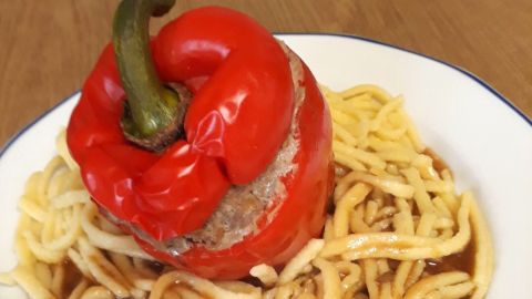 Gefüllte Paprika mit Hack auf einem Spätzlenest: Ein einfaches und herzhaftes Gericht, das satt und glücklich macht.